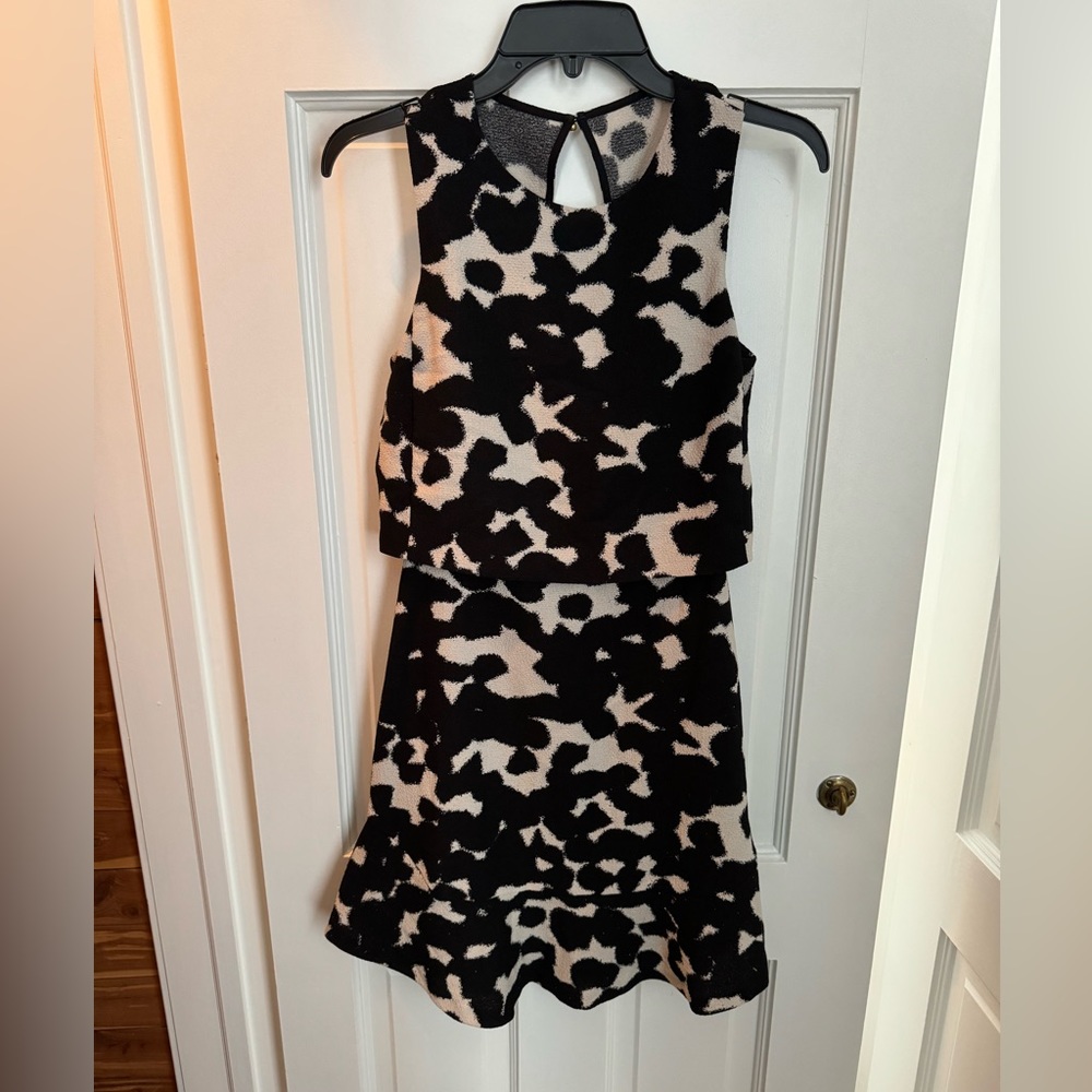 Banana Republic Sleeveless Black and Cream Dress with Flounce Hem Size 0